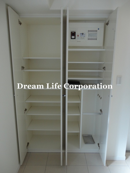 Entrance.  ※ In fact the we use the photos in the same building may be different.