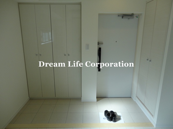 Entrance.  ※ In fact the we use the photos in the same building may be different.