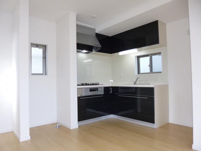 Kitchen. Kitchen left ・ Laundry Area