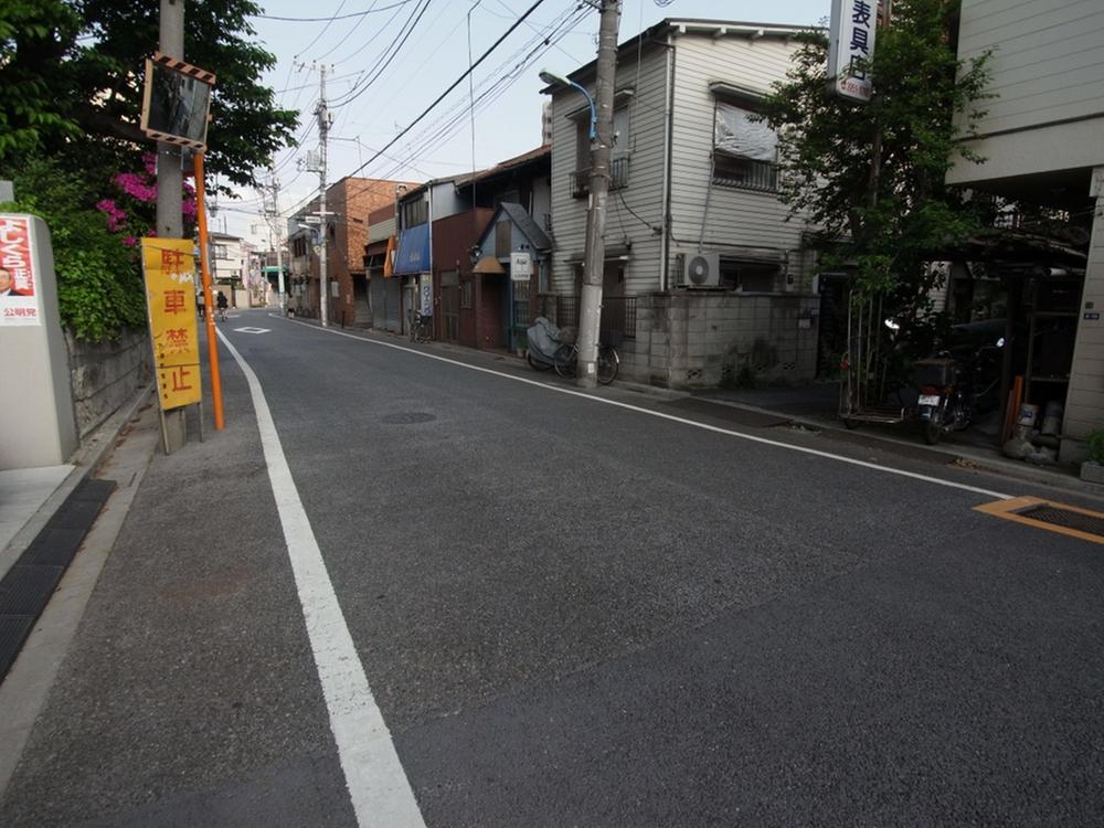 Local photos, including front road. Easy even parking your car in a small front road of traffic of south road 7.8m