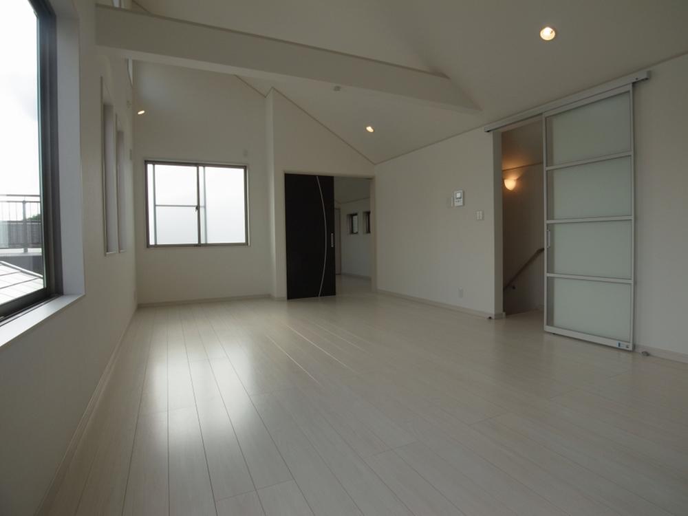 Living. Living to spend a lot of the day, 21 tatami! Western-style is also connect and 26.7 Pledge of space for family gatherings.