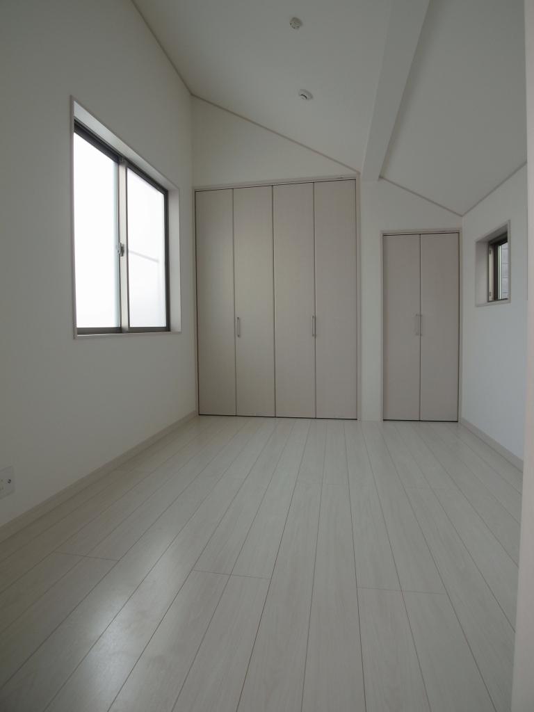 Non-living room. South-facing of the bright rooms of the total room hill