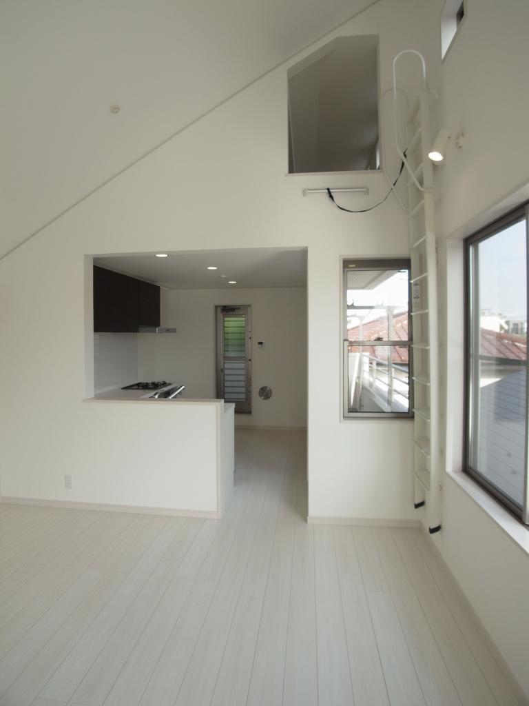 Living. The kitchen is the top there is a loft. I always clean keep living. It is also useful to steep visitor! !