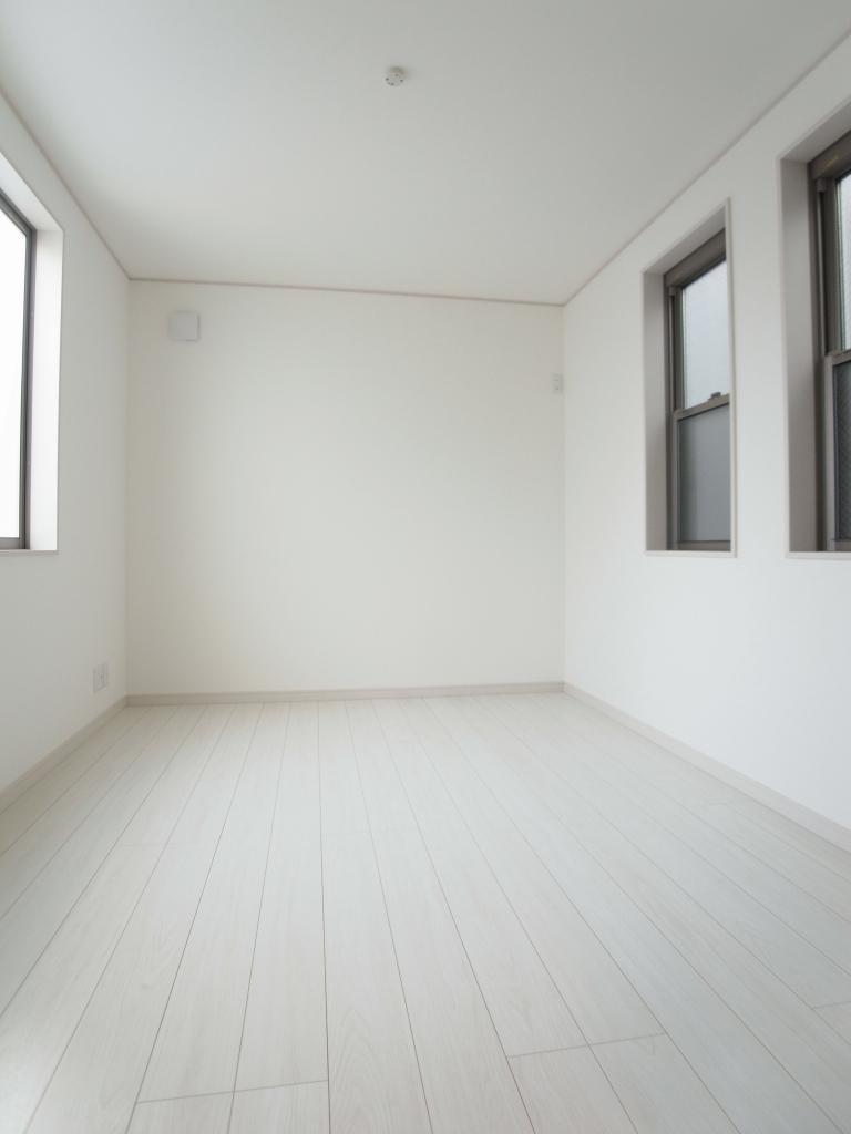 Non-living room. South-facing of the bright rooms of the total room hill