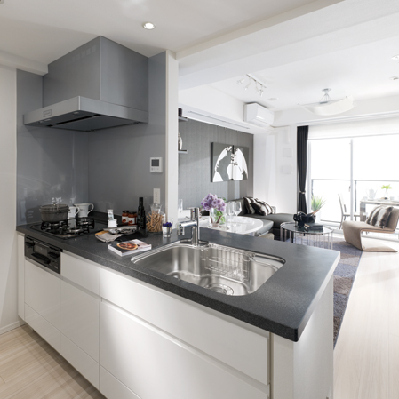 Kitchen.  [Face-to-face flat counter] Kitchen has adopted a flat face-to-face counter. Since the difference in level and there is a wide depth of up to about 900mm without, It can smoothly without lifting also temporarily placed in front of the dish to serving, You can also enjoy dishes from the face-to-face side together. By not providing the hanging cupboard, Spread is bright and airy, You can also enjoy hearthstone of the family while the housework.  ※ All equipment image is the same specification