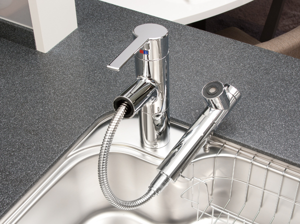 Kitchen.  [Single lever shower faucet] The amount of water in the lever operation one, Installing the temperature adjustable single-lever faucet. Since the pull out the shower head, It is also useful, such as sink cleaning. Also, It has a built-in water purification cartridge.  ※ Cartridge replacement costs will be separately paid.