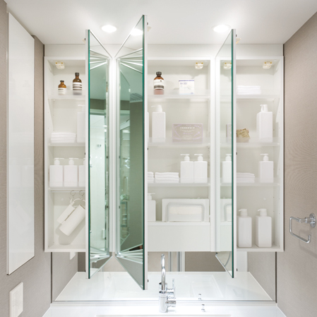 Bathing-wash room.  [Three-sided mirror with vanity (with hand lighting)] It has adopted a three-sided mirror with vanity, which also includes a three-sided mirror under mirror tailored to the child's point of view. Ensure the storage rack on the back side of the three-sided mirror. You can organize clutter, such as skin care and hair care products.
