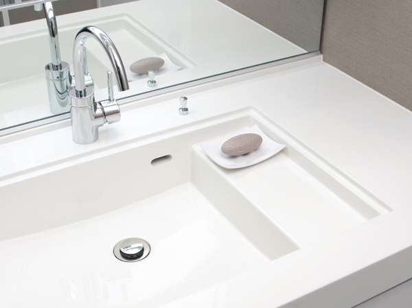 Bathing-wash room.  [Step with integrated bowl] It was provided with a space to put a like wet cups and soap in the sink bowl. Keep the counter clean, Saving you the hassle of cleaning.