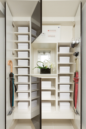 Receipt.  [Thor type footwear purse] The entrance, Has established a footwear input of tall type there is a height of up to ceiling near. Neat houses the umbrella to Tobiraura, By also easy to remove, Amount of storage of shoes also up, You can numerous storage. Also, Convenient accessory tray in the glove compartment, such as a seal ・ It has established a net basket.  ※ It has established a distribution board or the like to the top.