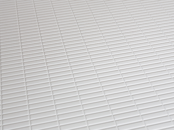 Bathing-wash room.  [Flagstone floor] On the floor of the bathroom has adopted a flag stone floor easy to dry well drained. A clean and continuously aligned with such a surface a cut stone, Also with consideration to the ease of cleaning in the same pattern of grid.