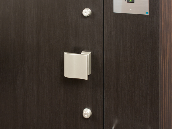 Security.  [Double Rock] Order to enhance crime prevention, Entrance door has a double lock specification that can be locked in the up and down two places. Because it takes also time trying to unlock illegally, It has been with the attempted rate of crime increases.