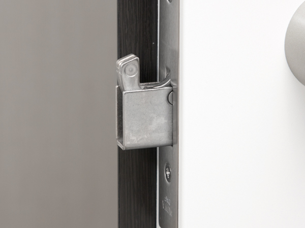 Security.  [Sickle dead bolt] Insert and bar between the frame and the door, As a countermeasure by deforming the door and the frame to the modus operandi of the pry unlocking with or remove the dead bolt received, It has adopted a sickle dead bolt Seridasu sickle of the bracket and locking the key to the front door.