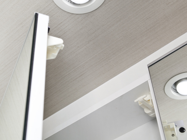 earthquake ・ Disaster-prevention measures.  [Seismic latch] Kitchen of hanging cupboard (55A-1 ・ 55E-1 except type) and wash basin in vanity of the three-sided mirror housing of the door, So as not to fall stored item door is opened by the earthquake shaking, Set up a seismic latch. Live who we take care for the safety of. Secure the shelves in a more nails for shelf dropout prevention so as not to come off the shelves.  ※ It does not install the claws for preventing the shelves falling off the kitchen shelf cupboard. (55A-1 ・ Except for the 55E-1 type)