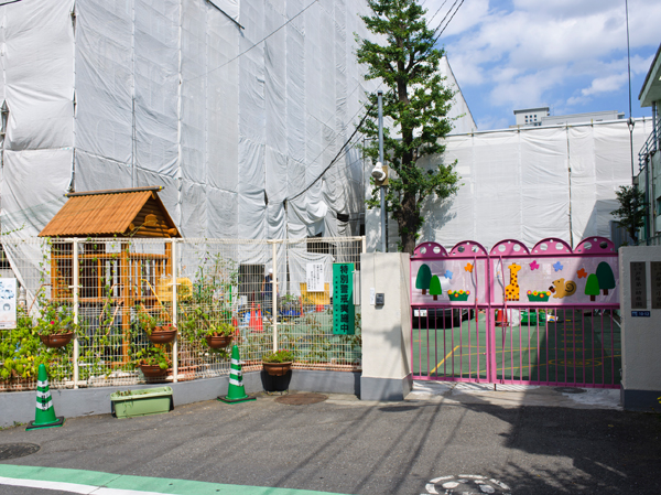 Surrounding environment. Totsuka first elementary school (about 610m ・ An 8-minute walk)