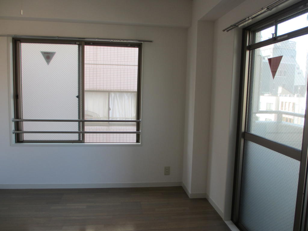 Living and room. It is daylight multiple-in corner room