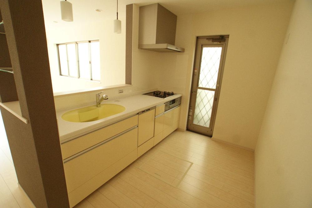 Same specifications photo (kitchen). It will be the construction example of the kitchen. It will be equipped with a dishwasher.