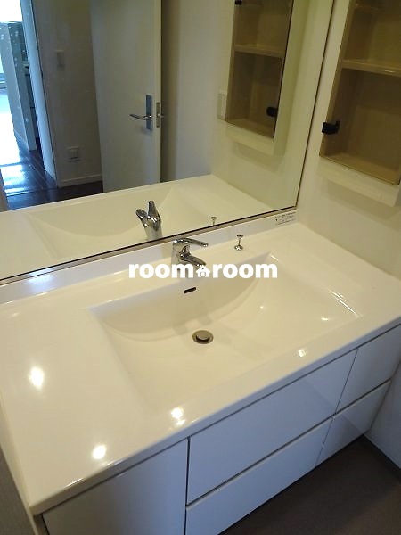 Washroom. Independent wash basin