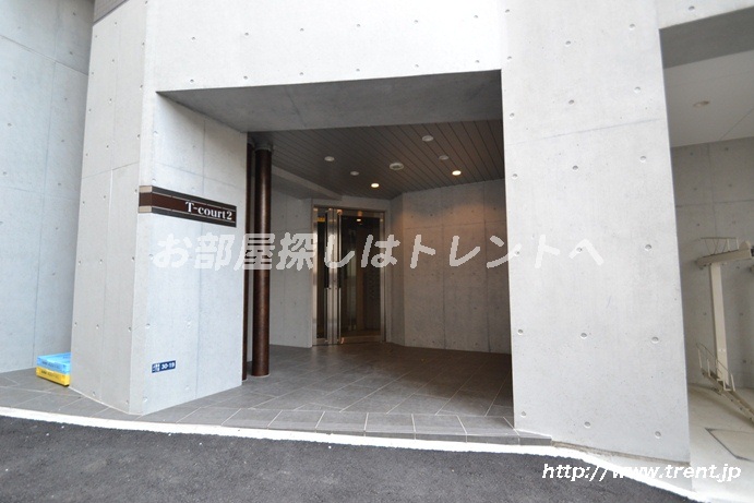 Building appearance. Mansion entrance