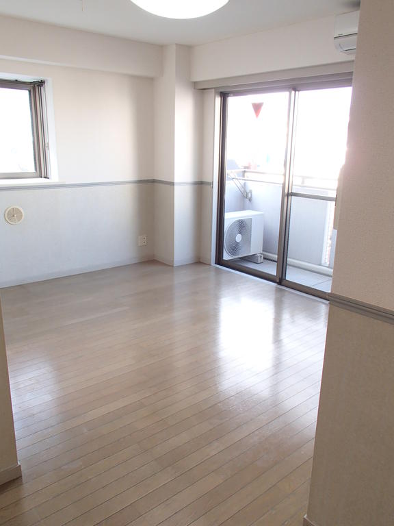 Living and room. 3 face lighting. Per day. Views. Ventilation is good