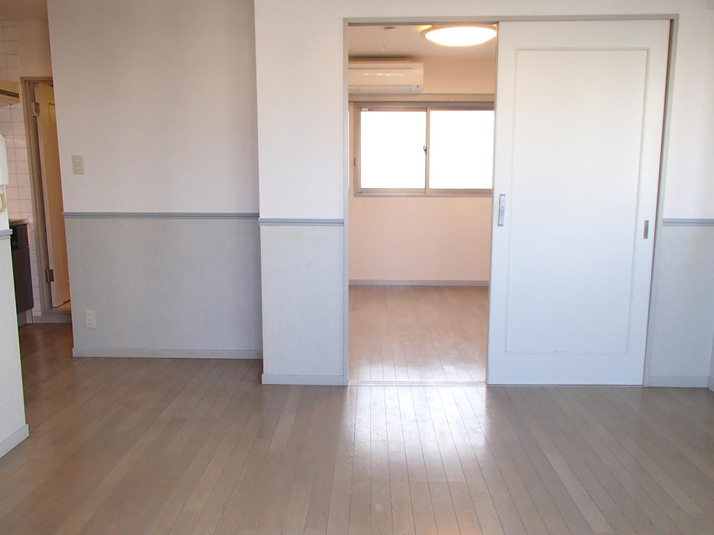 Living and room. Facing west, Bright, even in the morning in the three-sided lighting !!