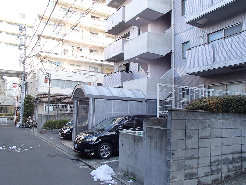 Building appearance. A quiet residential area to a station near