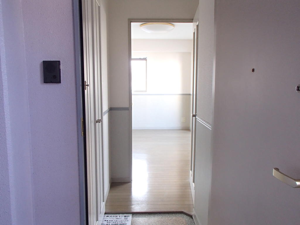 Entrance. There is a front door storage (about 0.5 tatami mats)