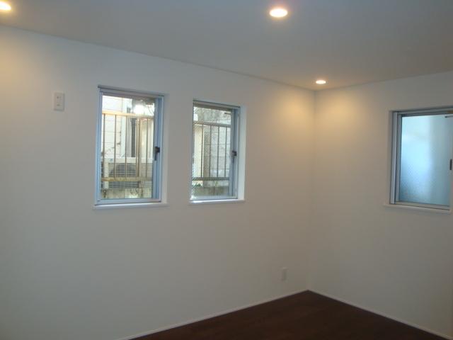 Non-living room. First floor storeroom (6 quires)