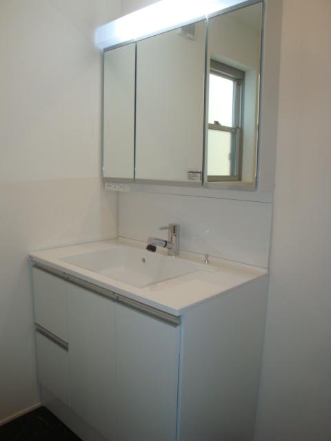 Wash basin, toilet. Indoor (January 2013) Shooting