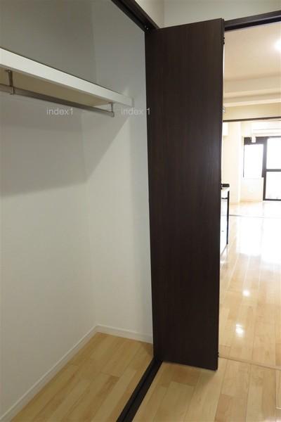 Receipt. The corridor also available closet