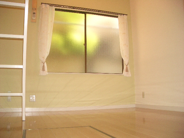 Living and room. With under-floor storage! Flooring!