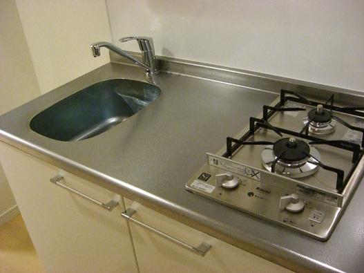 Kitchen. Two-burner gas system kitchen.  ・