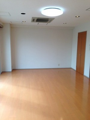 Living and room. About 14.6 Pledge of Western-style lighting equipment ・ Air conditioning is already installed