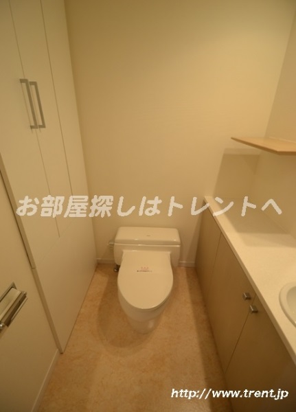 Toilet. Is a reference photograph of 1LDK of the same building