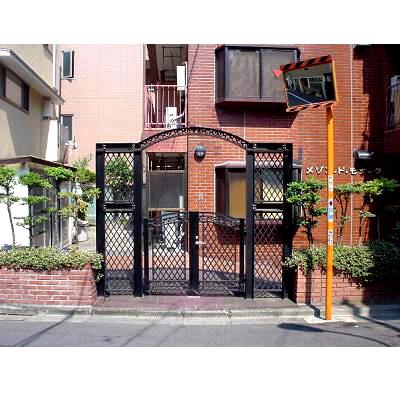 Entrance. Front door