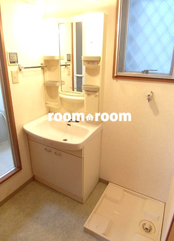 Washroom. A window in washroom