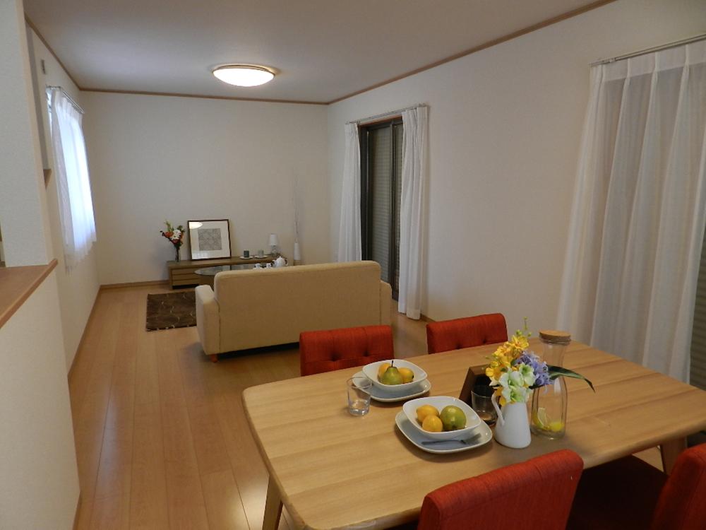 Same specifications photos (living). It is bright with the same specification facing south. 