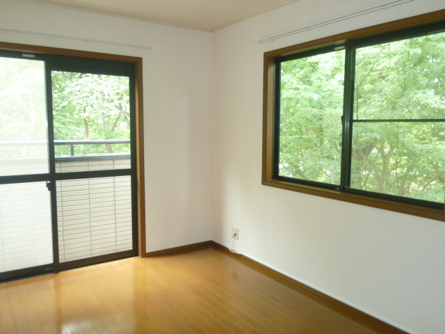 Living and room. 2F6.5 Pledge of the room during the day is bright even without wearing the lights