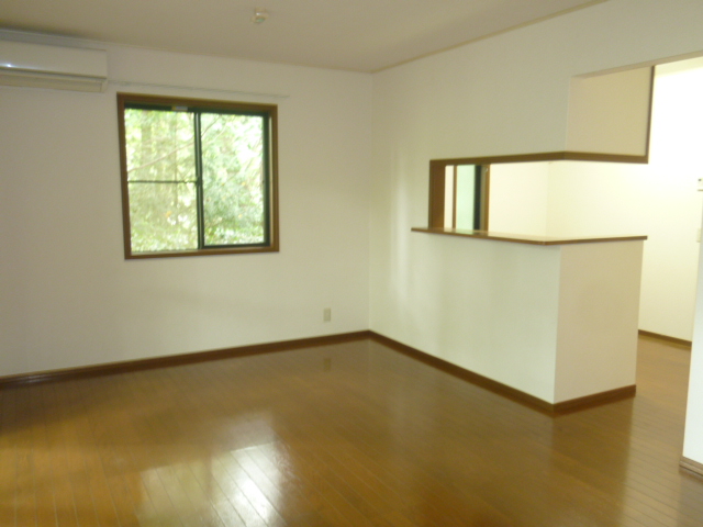 Living and room. Cuisine made because the counter kitchen will put out soon !!