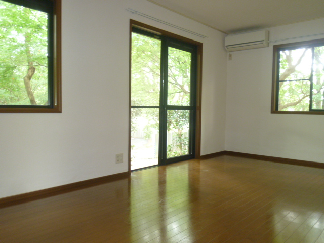 Living and room. MidoriYutaka a Zenpukuji park from the window, you can live in it !! MidoriYutaka environment that looks