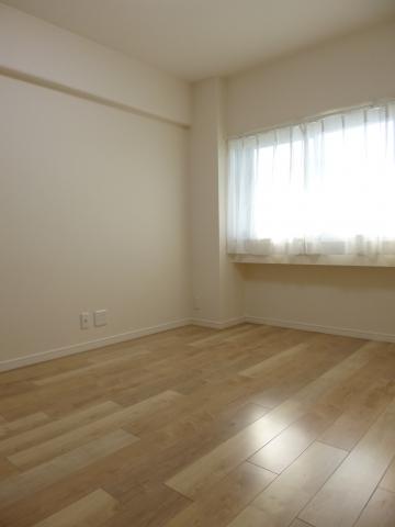 Non-living room. Entrance side ・ 5 Pledge