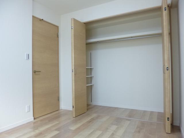 Non-living room. Entrance side ・ 5 Pledge