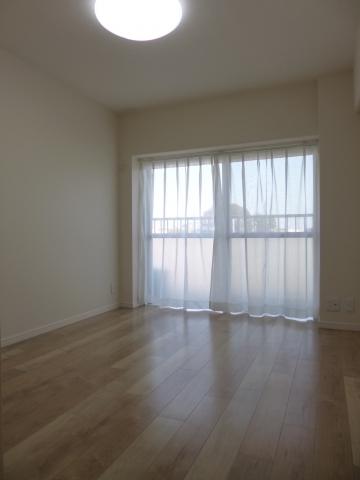Non-living room. Balcony side ・ 5 Pledge