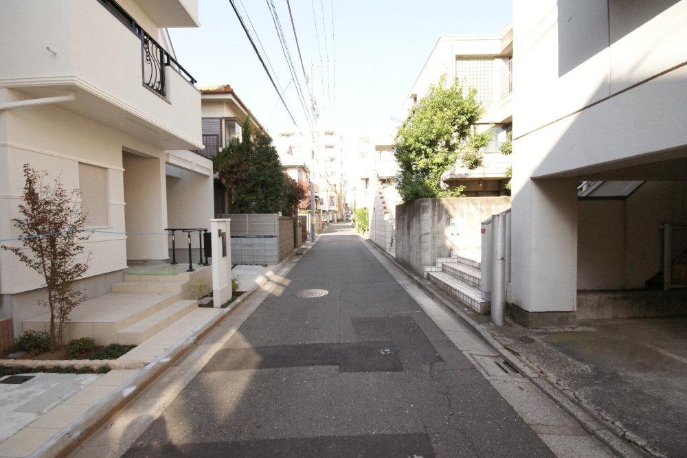 Local photos, including front road. Car Street also less, Small children is also safe.