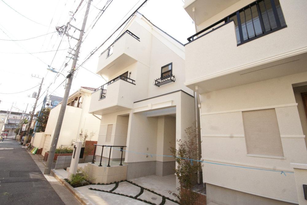 Local photos, including front road. Stylish appearance.