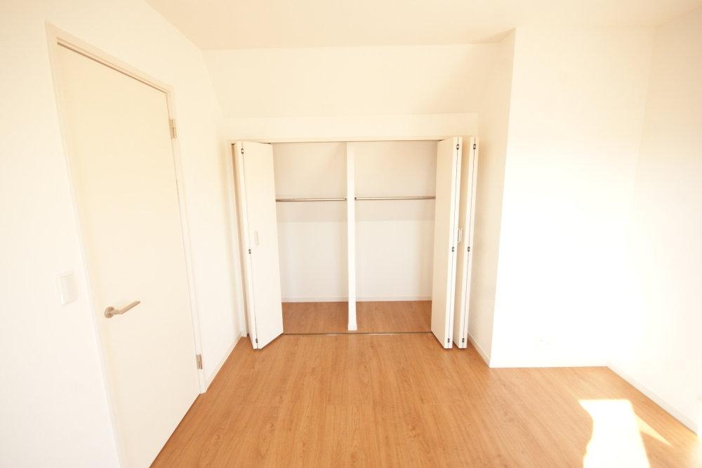 Non-living room. It will be the living room. Each room is equipped with a storage.