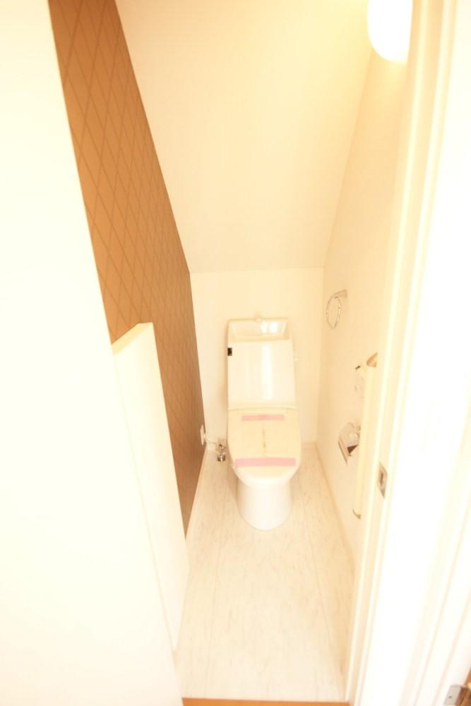 Toilet. It will be in the toilet. Washlet is with.