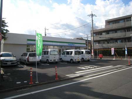 Convenience store. 290m to family mart pine-chome shop