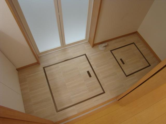 Wash basin, toilet. Indoor (12 May 2013) Shooting