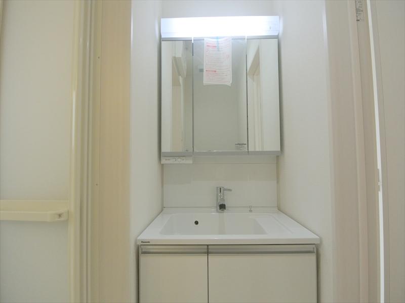 Wash basin, toilet. Local (August 2013) Shooting