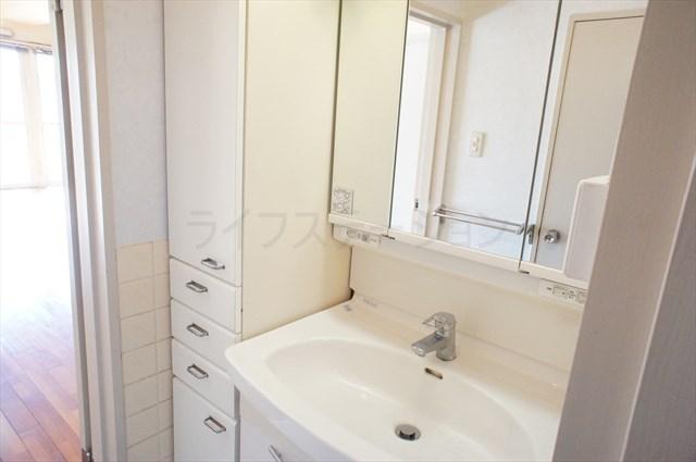 Wash basin, toilet. Local (December 21, 2013) Shooting